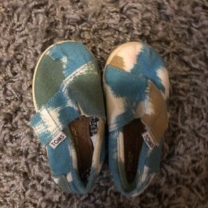 TOMS toddler canvas shoes